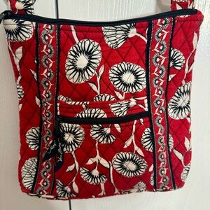 Pre-owned. Vera Bradley Crossbody Floral Purse. Retired RED "DECO DAISY" pattern